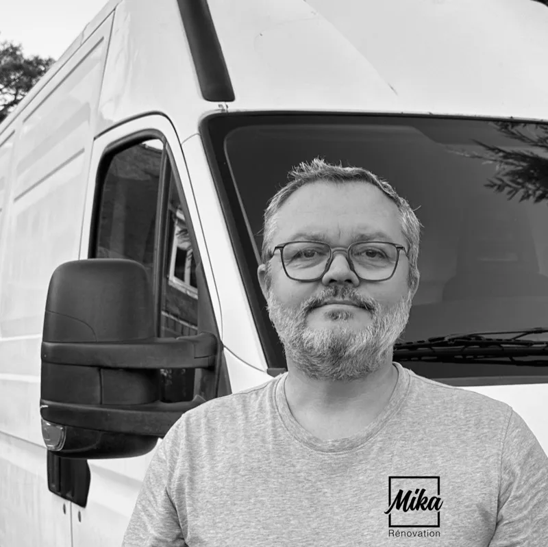 Michael Le Gloanec, artisan électricien et plombier devant son camion